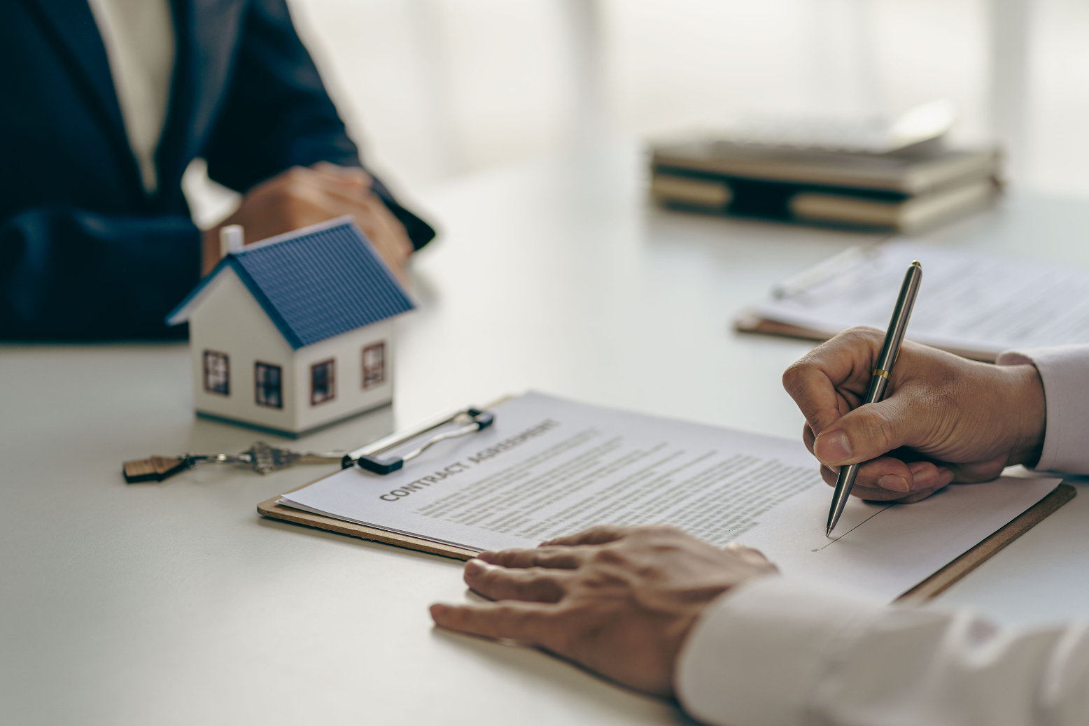 The concept of buying a house, the agent offers interest rate contracts on mortgages and home purchases for customers to sign contracts with real estate agents